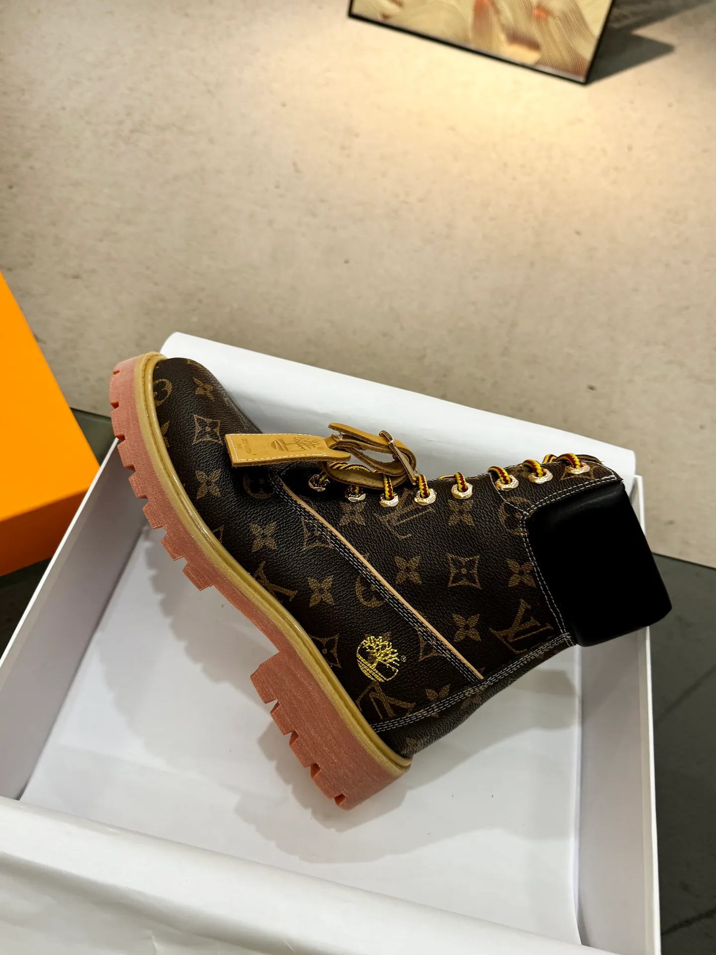 👟👟Ex-factory price 560👟👟 Men's size +20 Top version: 🏆Louis Vuitton x Timberland co-branded Via Instagram Lv ²⁰²4𝐬𝐬 Early autumn Timberland rhubarb boots worn by many stars 💯Multiple sets of outfits, autumn and winter limited edition👊 It is very difficult to buy at counters. This will be the first explosive version to detonate early autumn. It is worthy of having a unique fashion trend leading style. It is highly recommended to buy. Fabric: first layer nubuck leather. Lining: cowhide lining. Outsole: two-color rubber (sole thickness 5cm). Size: Female 35-41 (41 customized) Male 39-45 (45 customized)